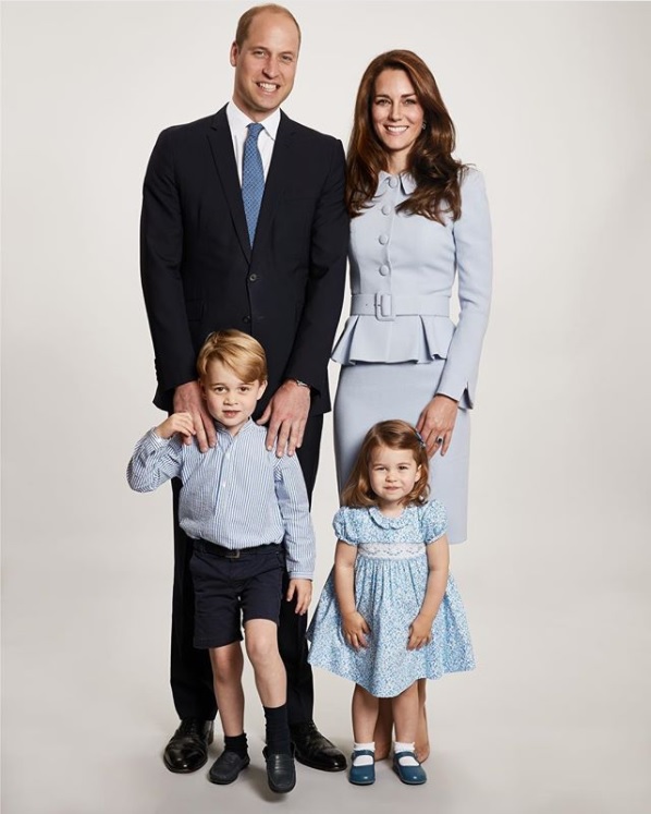 子ども達もこんなに大きく！（画像は『Kensington Palace　2017年12月18日付Instagram「The Duke and Duchess of Cambridge are pleased to share a new photograph of their family. The image features on Their Royal Highnesses’ Christmas card this year.」』のスクリーンショット）