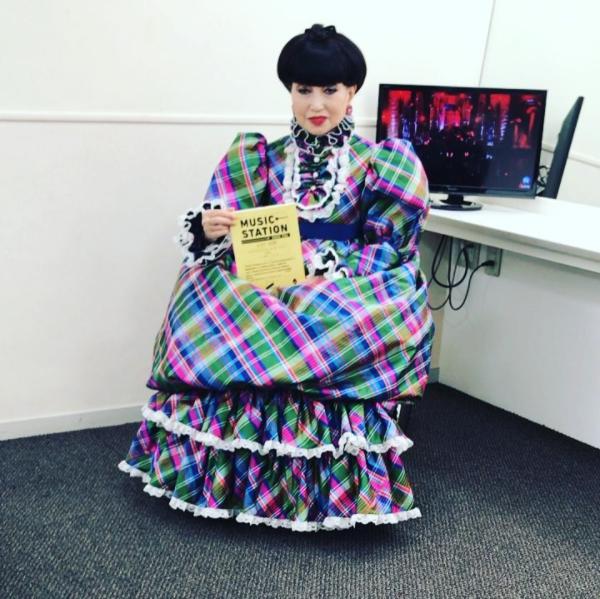 黒柳徹子『Mステ』での衣装（画像は『Tetsuko Kuroyanagi　2017年12月1日付Instagram「これから、「ミュージック・ステーション」に出ます」』のスクリーンショット）