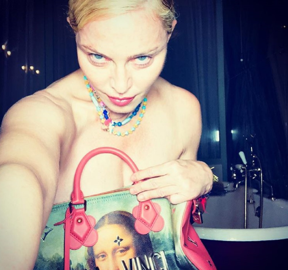 マドンナ、下着はあげたもの？（画像は『Madonna　2017年11月24日付Instagram「I Give Thanks!!　＠louisvuitton」』のスクリーンショット）
