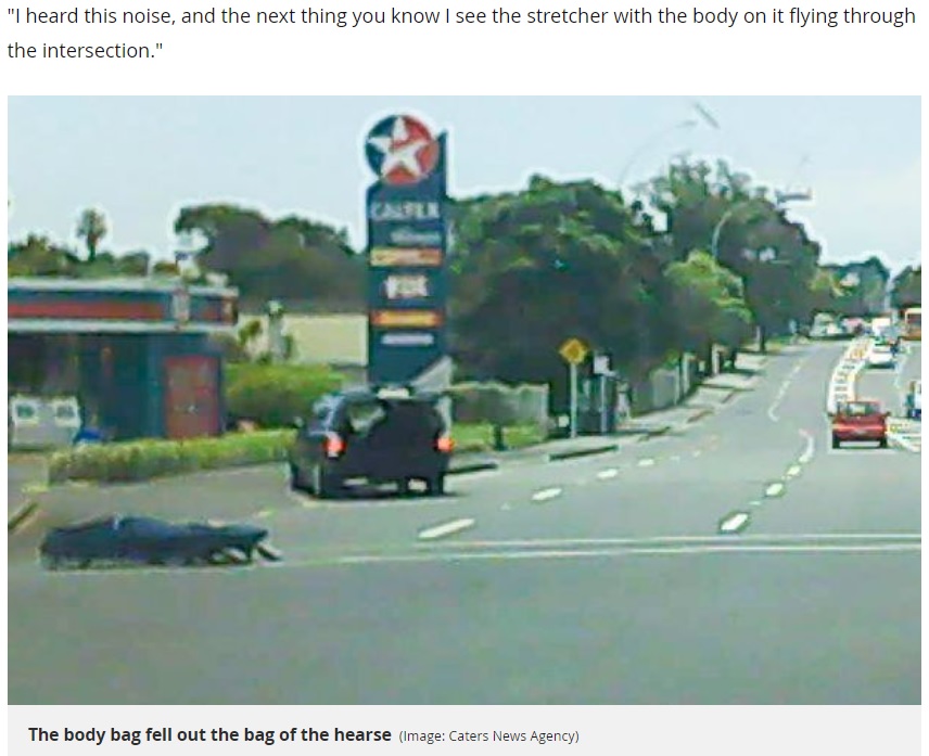 走行中の霊柩車から遺体袋が飛び出す（画像は『Mirror　2017年12月8日付「Body bag flies out the back of hearse and careers across road in front of horrified motorists」（Image: Caters News Agency）』のスクリーンショット）