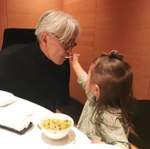 【エンタがビタミン♪】坂本龍一が“アーン”　孫から食べさせてもらう光景に「いいお写真、泣きそう」
