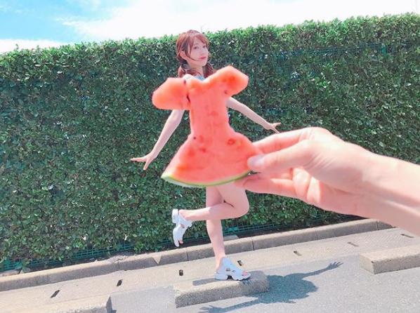 宮脇咲良の「スイカドレス」（画像は『Sakura Miyawaki　2017年7月8日付Instagram「ジャジャーン！なんと!!スイカドレスだよ」』のスクリーンショット）