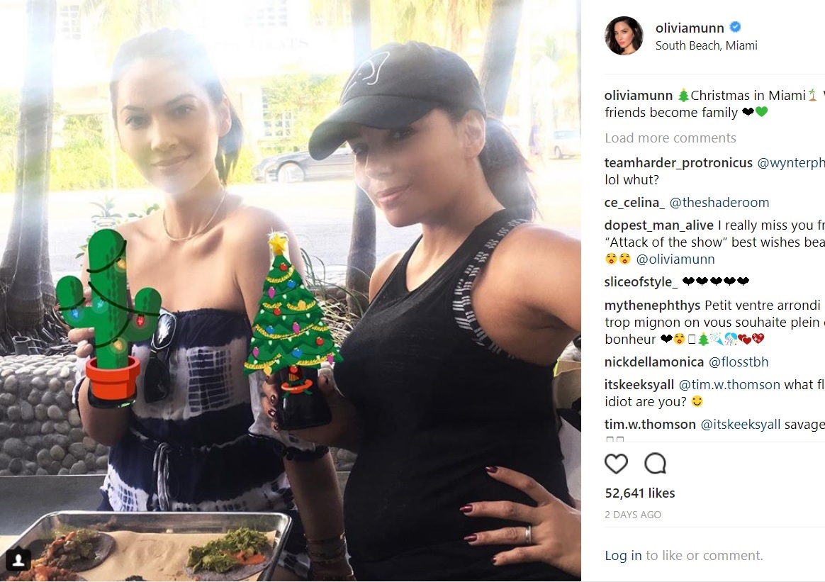 オリヴィア・マンとエヴァ・ロンゴリア（画像は『Olivia Munn　2017年12月24日付Instagram「Christmas in Miami　When friends become family」』のスクリーンショット）