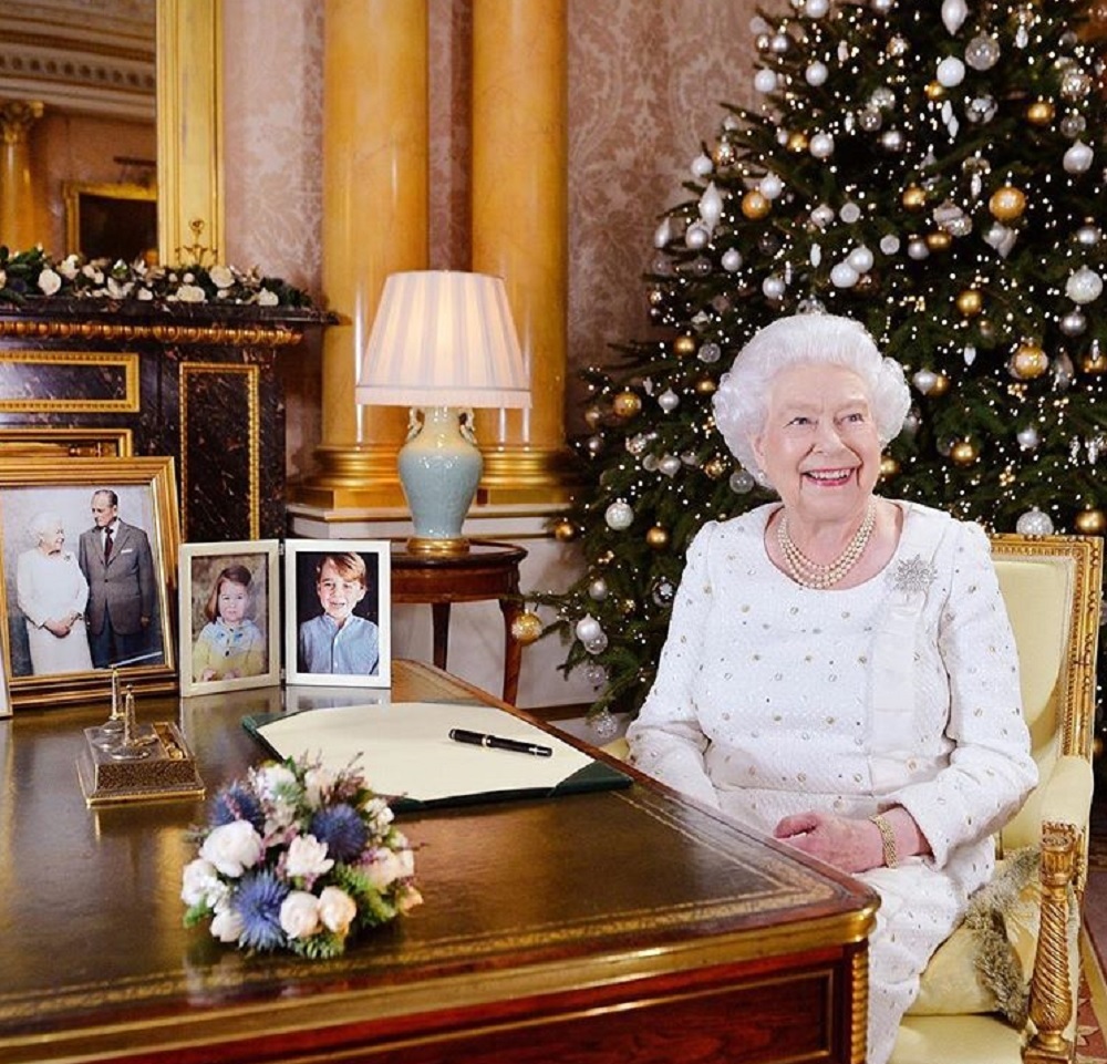 女王が国民にご挨拶（画像は『The Royal Family　2017年12月25日付Instagram「Wishing a very Merry Christmas and a Happy New Year to all of our followers.」』のスクリーンショット）