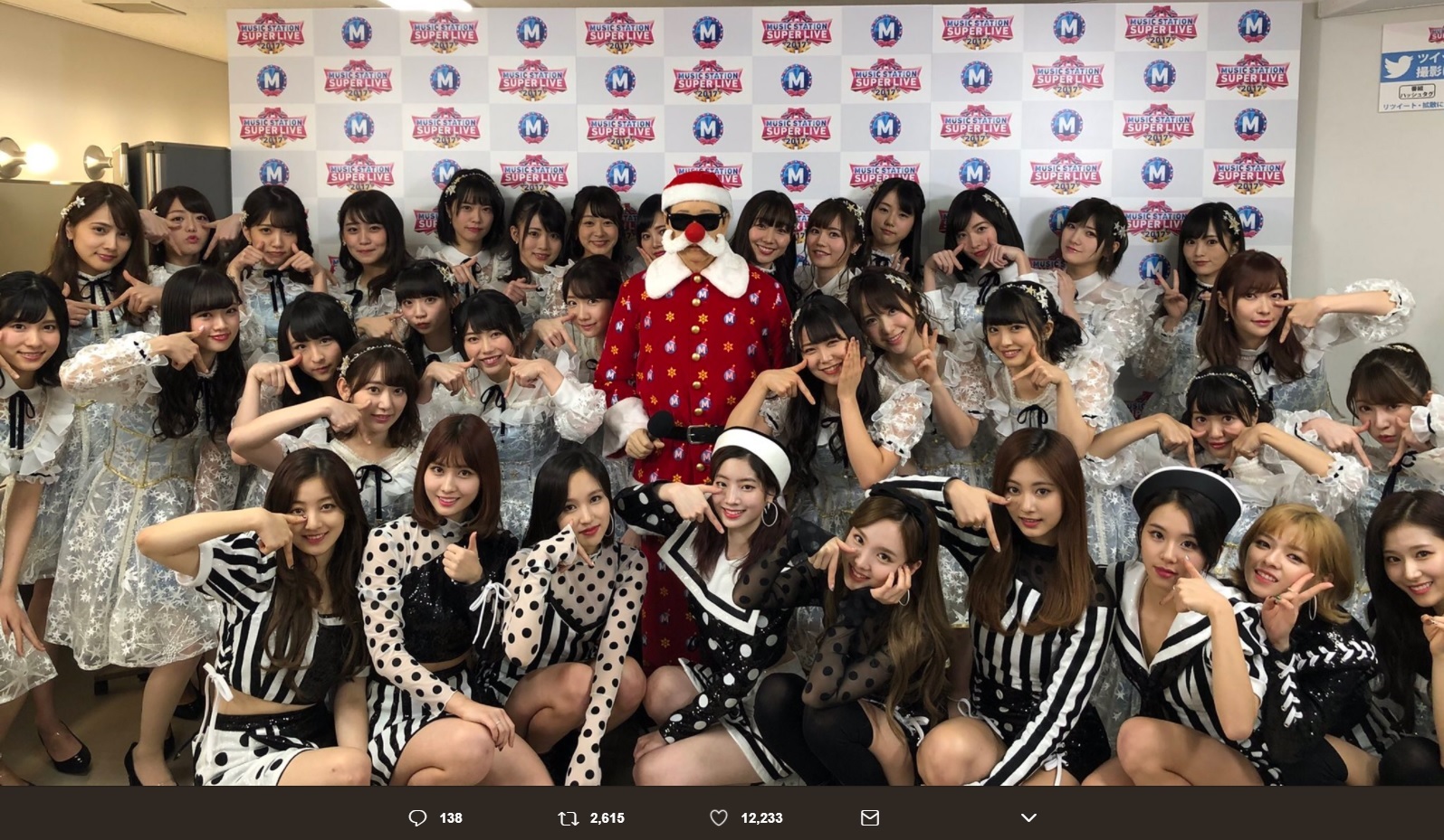 タモサンタを囲むAKB48とTWICE（画像は『白間美瑠　2017年12月22日付Twitter「幸せな事に、、、、TWICEさんとお写真を撮らせて頂けました」』のスクリーンショット）