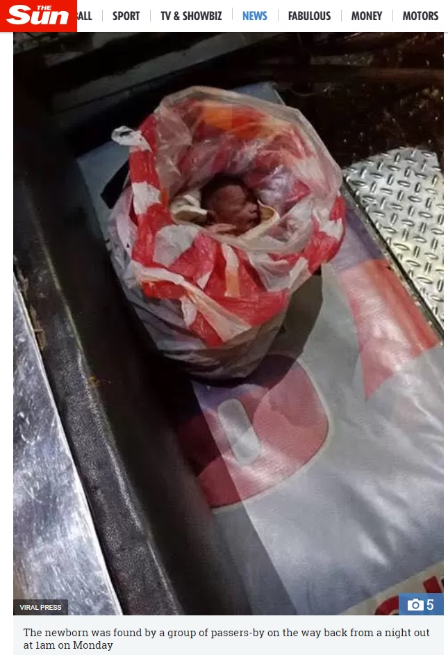 ビニール袋に入れられていた新生児（画像は『The Sun　2017年12月1日付「CHOKING TO DEATH Newborn baby boy found slowly suffocating inside a carrier bag after being dumped on motorbike」（Viral Press）』のスクリーンショット）
