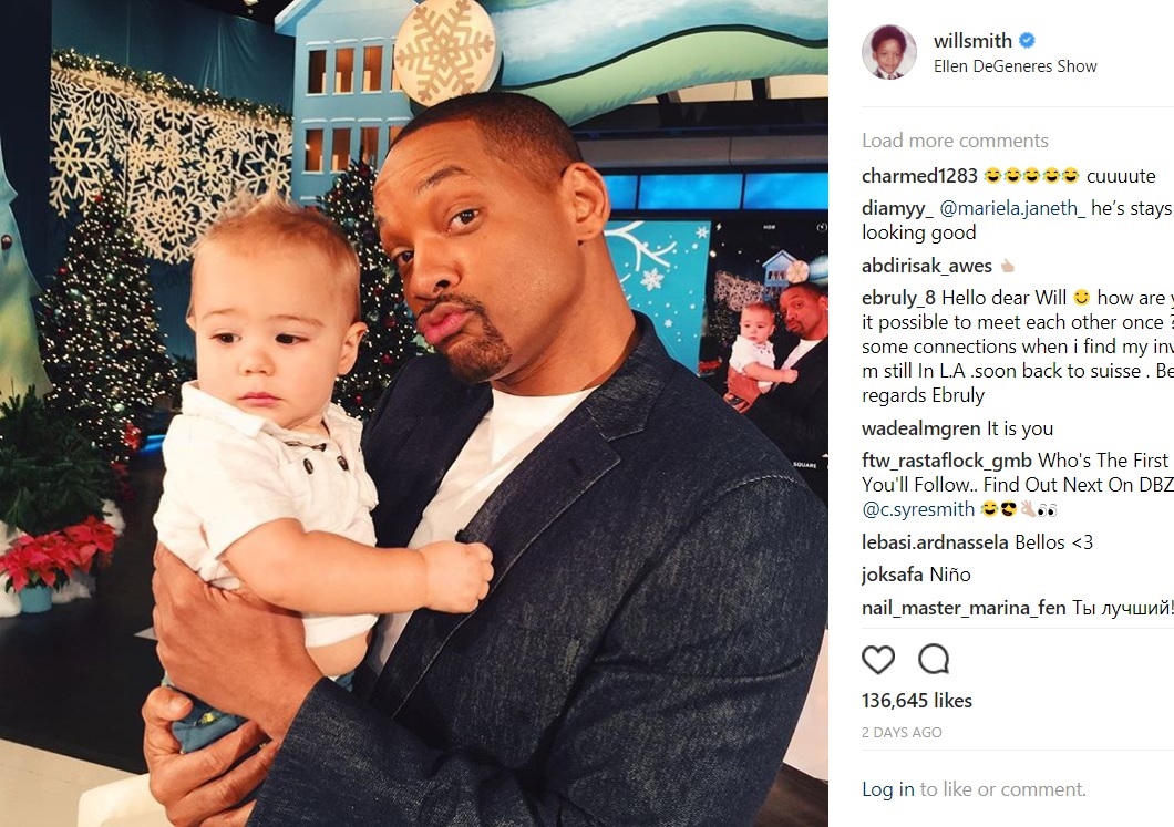 赤ちゃんとのセルフィーに挑戦するウィル（画像は『Will Smith　2017年12月14日付Instagram』のスクリーンショット）