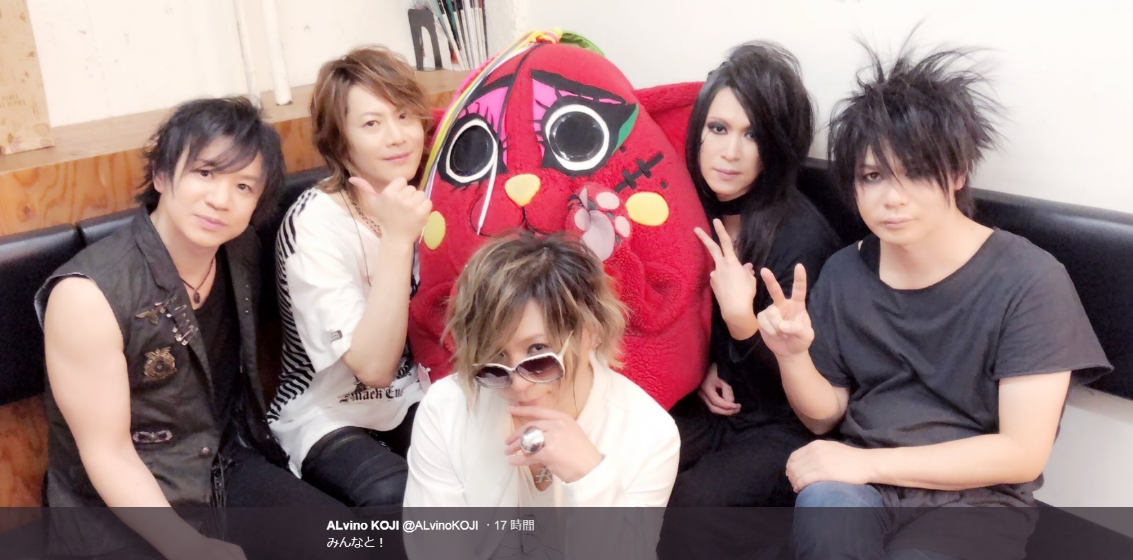 『KOJI ＆ HIRO Joint Live』メンバーとにゃんごすたー（画像は『ALvino KOJI　2018年1月8日付Twitter「みんなと！」』のスクリーンショット）