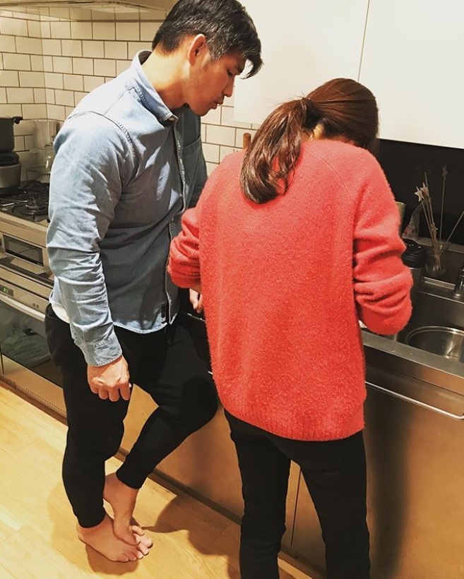 台所に立つ井上康生氏と東原亜希（画像は『Aki　2018年1月5日付Instagram「今年は料理を覚えたい、らしい」』のスクリーンショット）