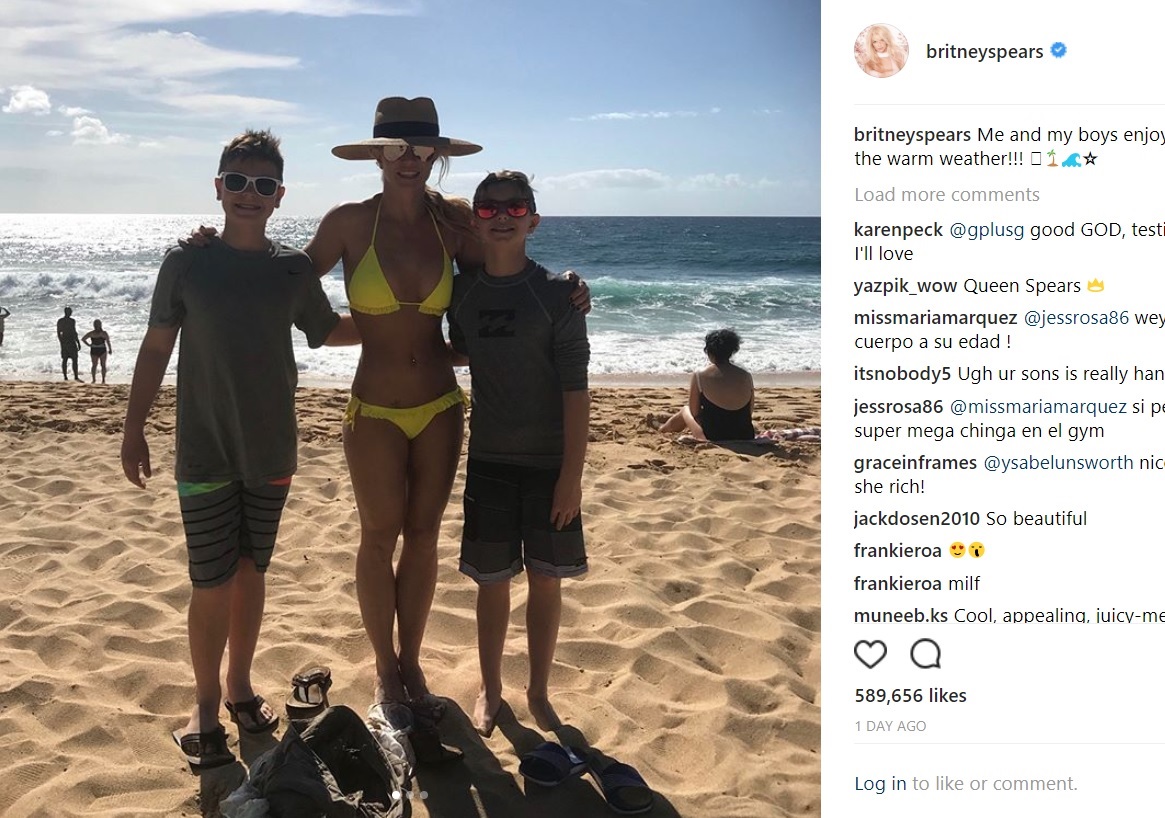 ブリトニーの美ボディに「完璧」との声も（画像は『Britney Spears　2018年1月3日付Instagram「Me and my boys enjoying the warm weather!!!」』のスクリーンショット）