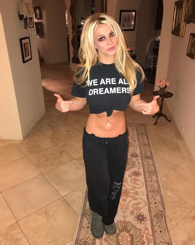 ブリトニー、薬指には指輪がキラリ（画像は『Britney Spears　2017年12月23日付Instagram「We are all Dreamers Tell Congress to pass the ＃DreamAct」』のスクリーンショット）