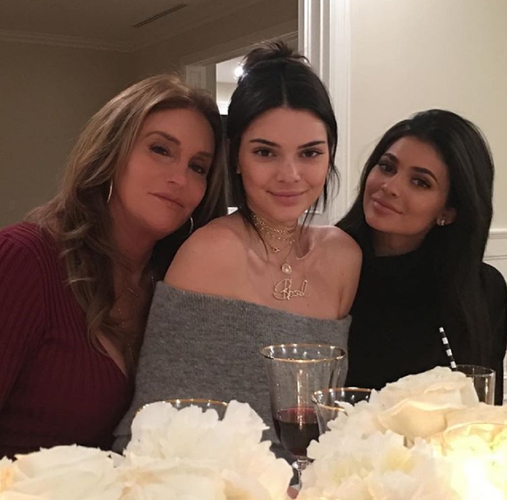 ケイトリン（左）、実の娘達“ジェンナー姉妹”と（画像は『Caitlyn Jenner　2016年11月25日付Instagram「Happy Thanksgiving to all my friends and family」』のスクリーンショット）