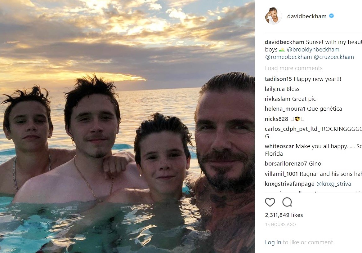 左からロメオ、ブルックリン、クルス、デヴィッド（画像は『David Beckham　2017年12月31日付Instagram「Sunset with my beautiful boys ＠brooklynbeckham ＠romeobeckham ＠cruzbeckham」』のスクリーンショット）