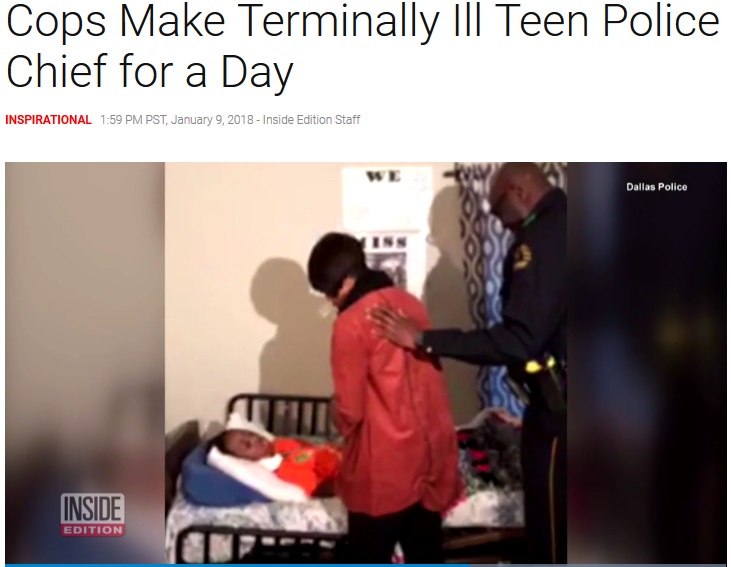 末期の病を抱える14歳少年を訪問した警察官（画像は『Inside Edition　2018年1月9日付「Cops Make Terminally Ill Teen Police Chief for a Day」（Dallas Police）』のスクリーンショット）