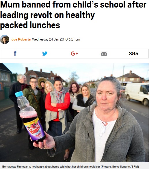 「ランチを持たせる家庭への差別でしかない」と母親（画像は『Metro 2018年1月24日付「Mum banned from child’s school after leading revolt on healthy packed lunches」（Picture: Stoke Sentinel/BPM）』のスクリーンショット）