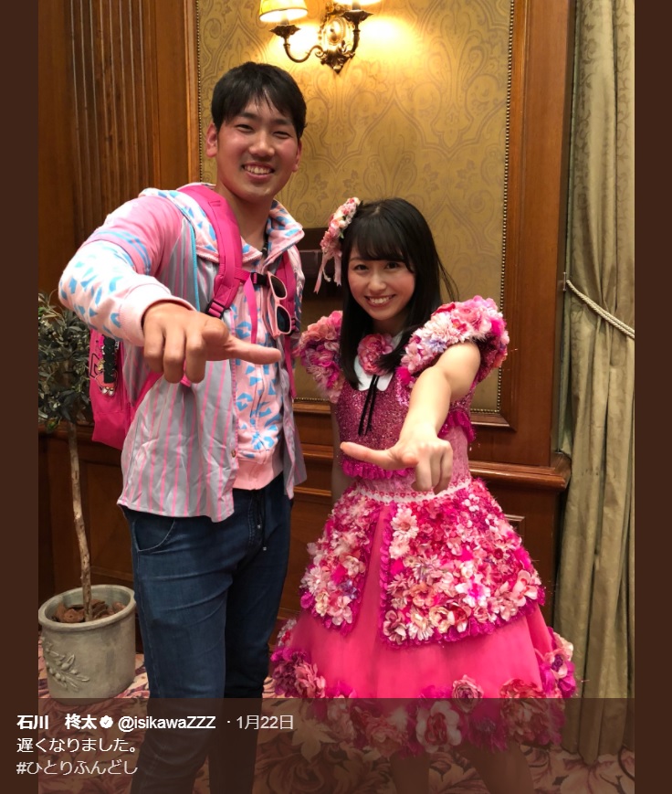 石川柊太投手と佐々木彩夏（画像は『石川柊太　2018年1月22日付Twitter「遅くなりました。」』のスクリーンショット）