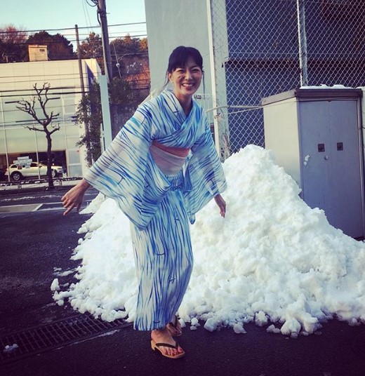 涼しげな浴衣でとびきり笑顔の板谷由夏（画像は『板谷由夏　2018年1月23日付Instagram「今日は森永甘酒の夏バージョン撮影しています。」』のスクリーンショット）