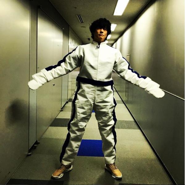 井浦新、『東京フレンドパーク』で壁にジャンプ（画像は『井浦新　2017年12月4日付Instagram「宇宙服じゃなくてトランポリンで壁にくっつくやつ初体験」』のスクリーンショット）