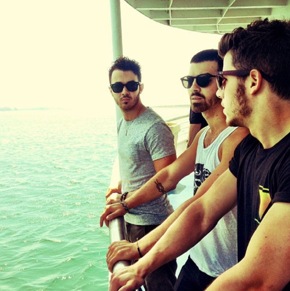 ジョナス・ブラザーズがインスタを再び公開（画像は『Jonas Brothers　2013年7月20日付Instagram「Buffalo！ We’re on a boat with Kiss 98.5」』のスクリーンショット）