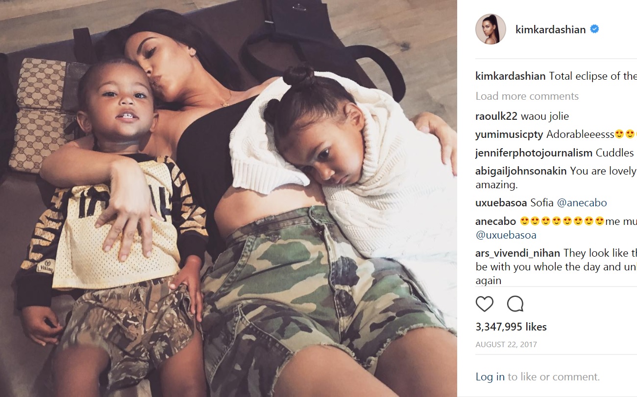 我が子3人のショットはまだ先か…（画像は『Kim Kardashian West　2017年8月21日付Instagram「Total eclipse of the heart」』のスクリーンショット）