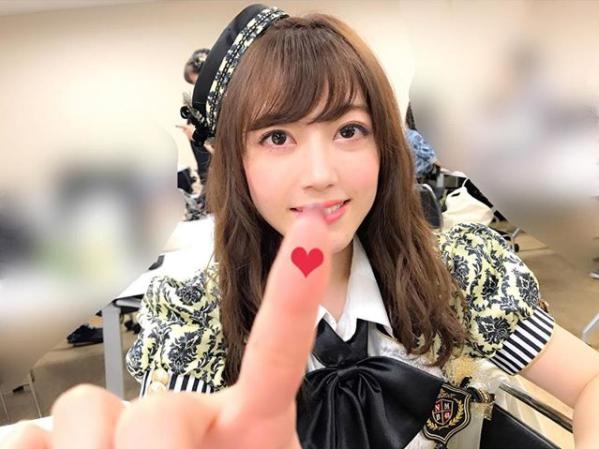 NMB48時代の松村芽久未（画像は『松村芽久未　2017年10月14日付Instagram「この指の【ハート】←を2回タップ!!」』のスクリーンショット）