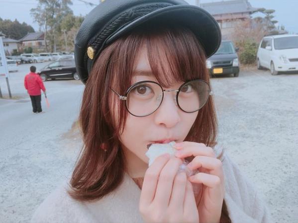 梅ヶ枝餅を食べる中西智代梨（画像は『chiyori nakanishi　2018年1月14日付Instagram「福岡名物で一番大好きな梅ヶ枝餅」』のスクリーンショット）
