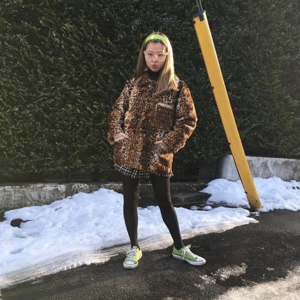 ぺこのファッションコーデ（画像は『Peco Okuhira Tetsuko　2018年1月24日付Instagram「“アメリカに住んでるけどほかの国に留学したいと考えてる、学ぶことがだいすきで早口な子”がテーマ」』のスクリーンショット）