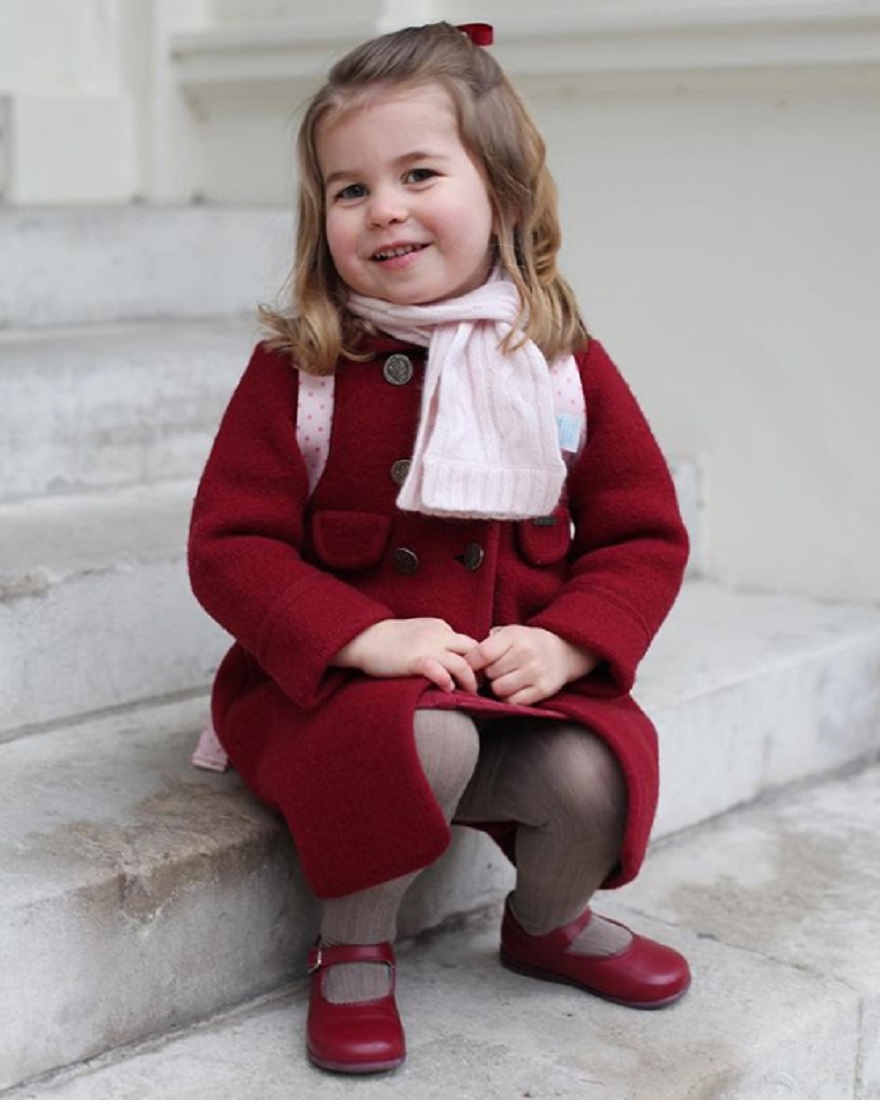 シャーロット王女、すでに外国語も！（画像は『Kensington Palace　2018年1月9日付Instagram「The Duke and Duchess of Cambridge are very pleased to share two photographs of Princess Charlotte at Kensington Palace this morning.」』のスクリーンショット）