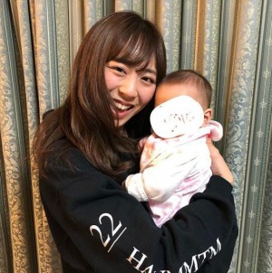 【エンタがビタミン♪】HKT48坂口理子“赤ちゃん”を抱っこ　新年早々LINEのアイコンが誤解される