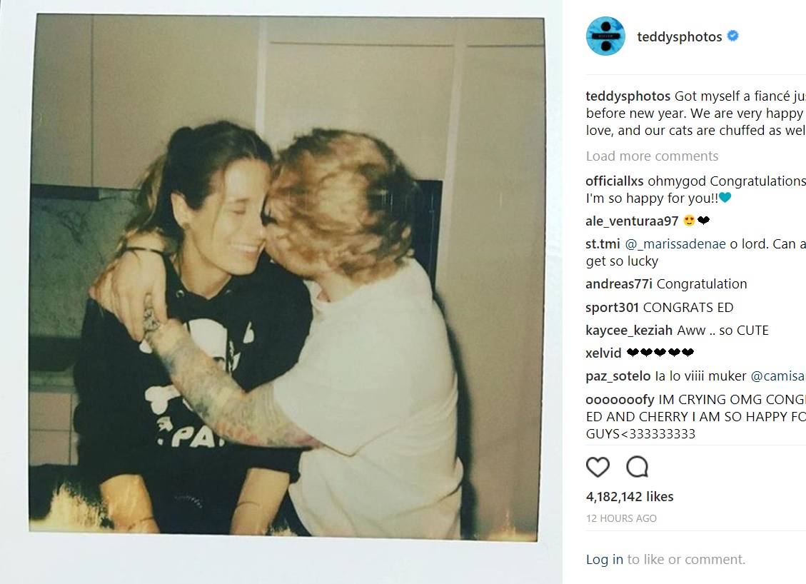 エドと恋人のチェリーさん（画像は『Ed Sheeran　2018年1月20日付Instagram「Got myself a fiancé just before new year.」』のスクリーンショット）