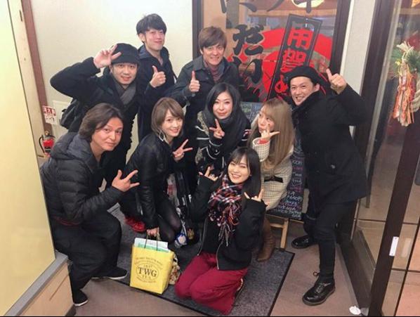 前列左がDAITA、一番手前が山本彩（画像は『山本彩　2018年1月9日付Instagram「そしてそして今更ですが..年末、チームSYで忘年会しました」』のスクリーンショット）
