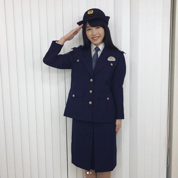 女性警察官姿の横山由依（画像は『横山由依　2018年1月3日付Instagram「平成30年 警視庁 110番の日イメージキャラクターに選んでいただきました。」』のスクリーンショット）