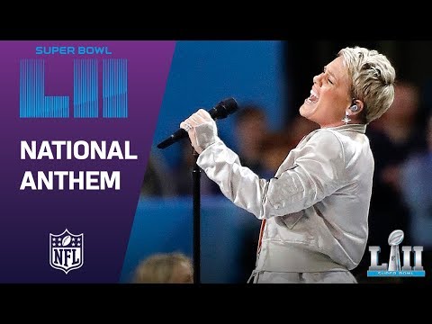 堂々としたパフォーマンスで拍手喝采を浴びたP!NK（画像は『NFL　2018年2月4日公開 YouTube「Pink Belts Out the National Anthem! | Super Bowl LII NFL Pregame」』のサムネイル）