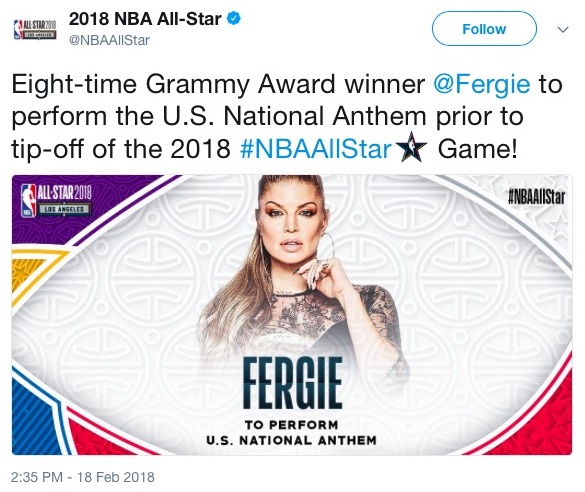 “ファーギー流”のアレンジに会場は…（画像は『2018 NBA All-Star　2018年2月18日付Twitter「Eight-time Grammy Award winner ＠Fergie to perform the U.S. National Anthem prior to tip-off of the 2018 ＃NBAAllStar Game!」』のスクリーンショット）