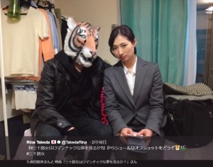 【エンタがビタミン♪】武田梨奈と“タイガーマスク”が寄り添う姿　シュールな映画オフショット