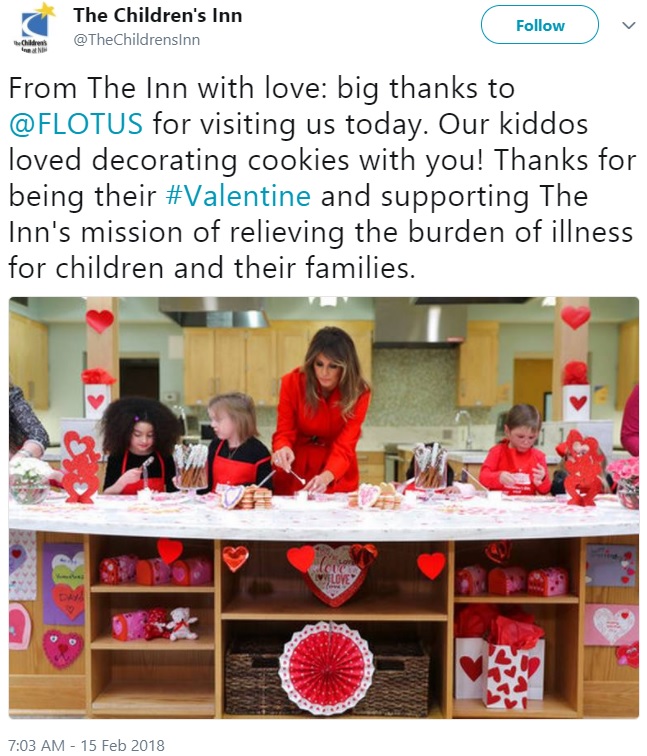 バレンタインデーを意識した「カルバン・クライン」の赤いラップコートがお似合いのメラニア夫人（画像は『The Children’s Inn　2018年2月14日付Twitter「From The Inn with love: big thanks to ＠FLOTUS for visiting us today.」』のスクリーンショット）
