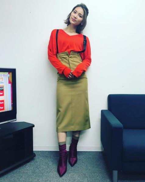秋元才加の私服コーデ（画像は『秋元才加　2018年2月12日付Instagram「パキッとしたオレンジが可愛い」』のスクリーンショット）