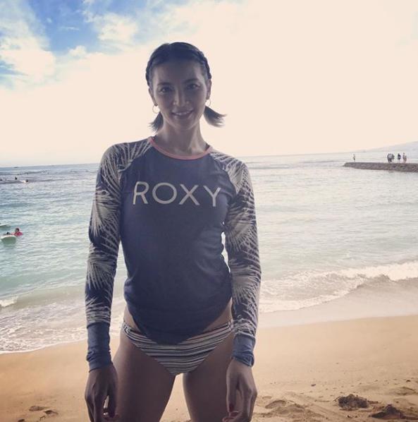 ハワイでサーフィンを楽しむ秋元才加（画像は『秋元才加　2018年2月24日付Instagram「Hawaii」』のスクリーンショット）