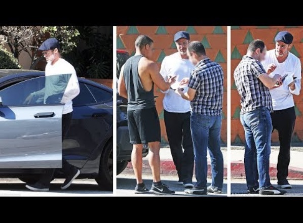 ブラッド・ピット、ハリウッドで追突事故を起こす（画像は『AU Showbiz　2018年2月7日公開 YouTube「Brad Pitt involved in three car crash in LA, swaps driver details」』のサムネイル）