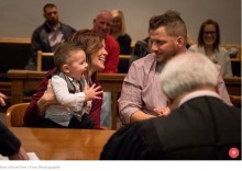 【海外発！Breaking News】養子縁組が成立した法廷で、1歳男児「パパ！」と笑顔で呼びかける（米）