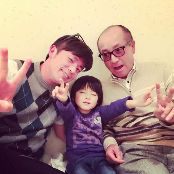 藤森慎吾、甥っ子、藤森の父（画像は『藤森慎吾（オリラジ）　2018年2月6日付Instagram「甥と親父」』のスクリーンショット）