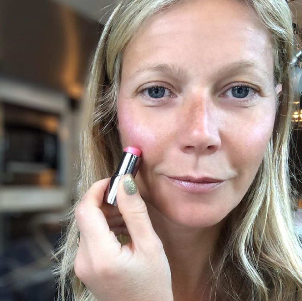 挙式を楽しみにしているグウィネス（画像は『Gwyneth Paltrow　2017年12月31日付Instagram「Literally playing with makeup waiting for everyone to arise for the almost last day of 2017!」』のスクリーンショット）