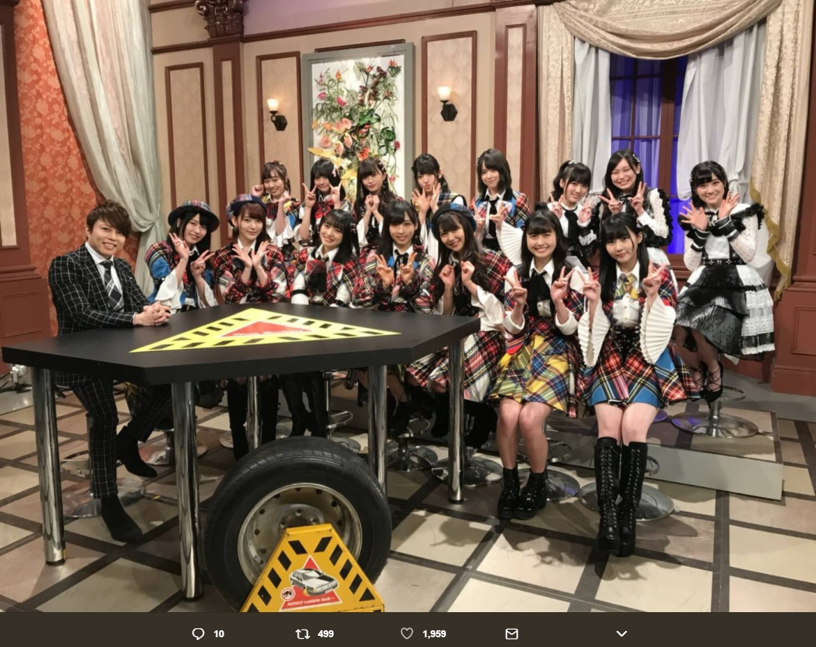 西川貴教とAKB48グループメンバー（画像は『HKT48　2018年2月20日付Twitter「「西川貴教の僕らの音楽」CSフジテレビNEXT AKB48、HKT48で収録！」』のスクリーンショット）