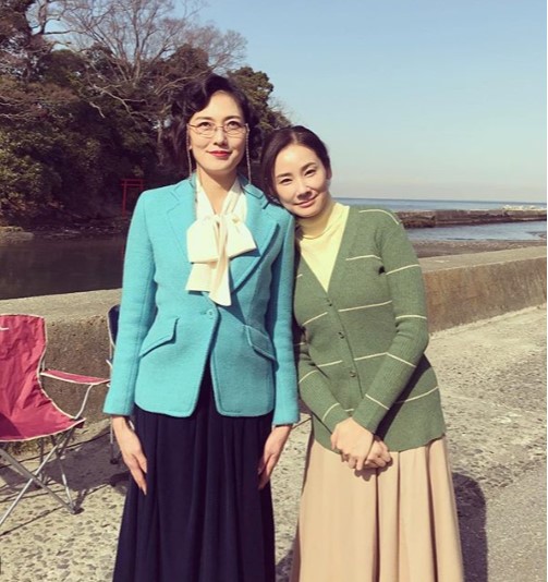 板谷由夏と吉田羊、劇中の衣装で（画像は『板谷由夏　2018年2月7日付Instagram「バイプレイヤーズ第3話に出演します！」』のスクリーンショット）