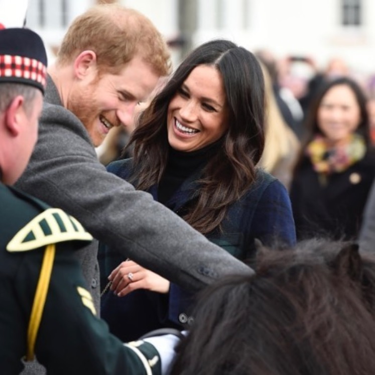 すでに新婚夫婦のよう（画像は『Kensington Palace　2018年2月14日付Instagram「Prince Harry and Ms. Meghan Markle were greeted on arrival at Edinburgh Castle today by Shetland pony Cruachan, the mascot of the Royal Regiment of Scotland」』のスクリーンショット）