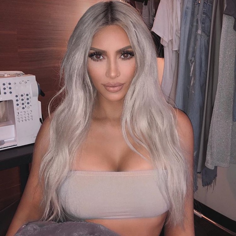 キム・カーダシアン「アンチにも贈っちゃう」（画像は『Kim Kardashian West　2018年1月20日付Instagram「Love my lashes here.」』のスクリーンショット）