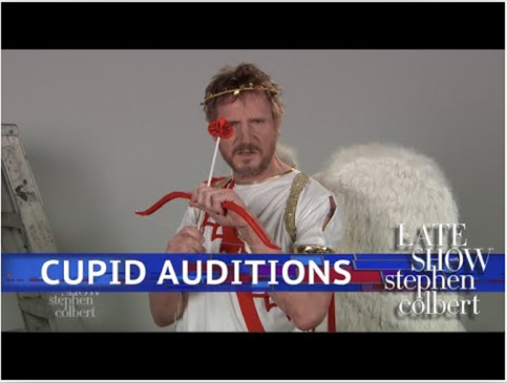 リーアムがハードボイルドなキューピッドに（画像は『The Late Show with Stephen Colbert　2018年2月9日公開 YouTube「Liam Neeson’s Cupid Audition」』のサムネイル）