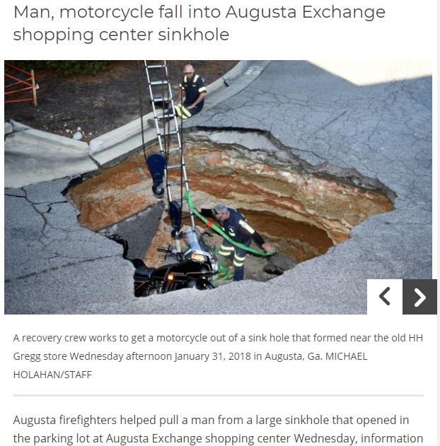 道路がいきなり陥没、バイクの男性を飲み込む（画像は『The Augusta Chronicle　2018年1月31日付「Man, motorcycle fall into Augusta Exchange shopping center sinkhole」』のスクリーンショット）
