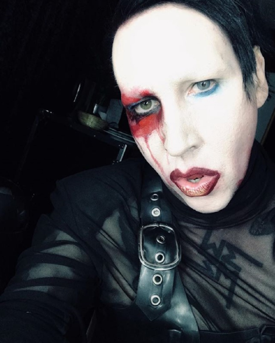マリリン、酒に酔っていた？（画像は『Marilyn Manson　2017年11月30日付Instagram「When in Rome...」』のスクリーンショット）