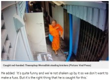 【海外発！Breaking News】女性の下着を盗む僧侶、監視カメラに捉えられる（タイ）＜動画あり＞